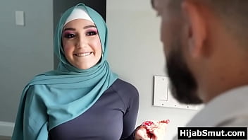 “gadis Muslimah Dijejali Pelatih Bola – Aksi Hot Di Lapangan Hijau”