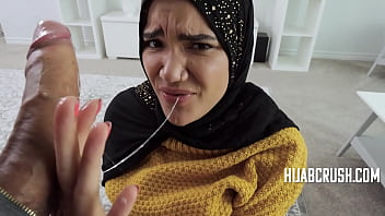 Remaja Berhijab Tak Nyaman Dengan Syarat Kakak Tiri – Naudi Nala
