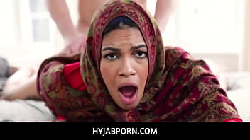 Adik Tiri Arab Berbokong Besar Pakai Hijab Dipaksa Nikah – Maya Farrell