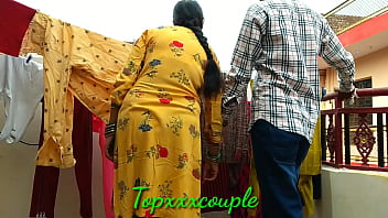 Desi Bhabhi Ketahuan Saat Menjemur Baju Di Atap Terus Diajak Bercinta