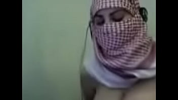 Gadis Berhijab Palestina Tampilkan Pesona Di Depan Kamera