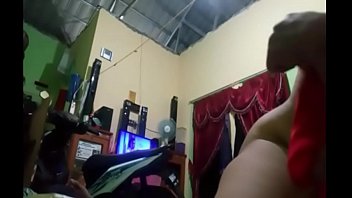 Pasangan Suami Istri Tampilkan Aksi Mesra Secara Live
