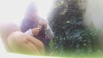 Nekat! Pipis Di Rumput Tanpa Celana Dalam, Tak Peduli Tetangga Melihat!
