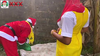 Hadiah Menarik Dari Santa Untuk Wanita Berhijab Di Alam Terbuka. Yuk Subscribe Di Red!