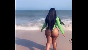 Moesha Bodoung Dari Ghana Goyang Hot Di Pantai