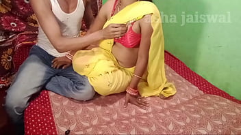 Pesona Gadis Dalam Sari Kuning Dengan Langkah Genit