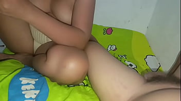 Ibu Nakal Digoyang Teman Di Belakang Suami