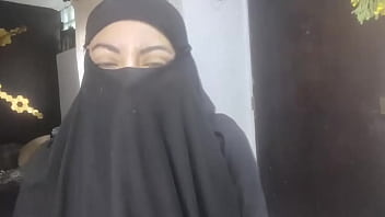 Istri Arab Amatir Yang Sangat Horny Squirting Di Niqabnya, Masturbasi Saat Suami Sedang Sholat – Porn Hijab