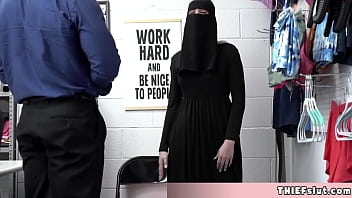 Gadis Muslim Manis Berusaha Menyembunyikan Barang Curian Di Balik Pakaiannya