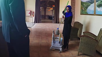 Arab Hotwife Bantu Pria Miskin Dengan Layanan Seks Panas