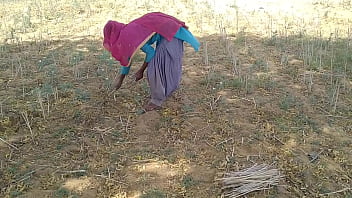 Cowok India Lokal Ngentot Pacarnya Yang Lagi Kerja Di Sawah