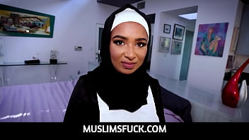 Gadis Muslimah Berhijab Siap Berkenalan Dengan Kontolku