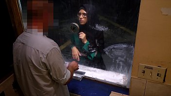 Arab Hotwife Gila Nafsu – Mesum Brutal Di Motel Gelap Demi Duit