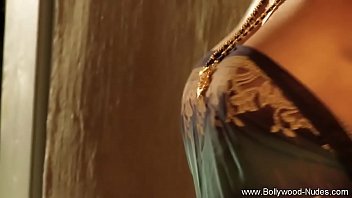 Gadis India Cantik Melepas Pakaian Di Sini
