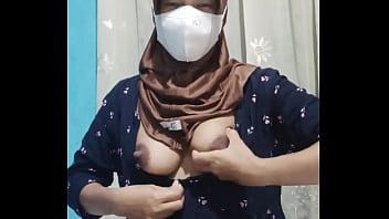 Mahasiswi Hijab Cantik Menggoda Saat Rumah Sepi