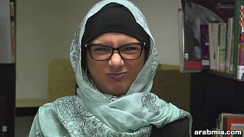 Mia Khalifa Melepas Hijab Dan Baju Di Perpustakaan (mk13825)