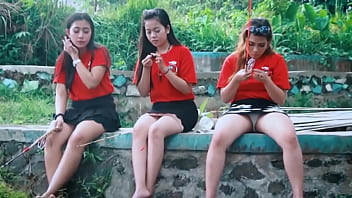 Momen Hot Cewek Nakal Kelihatan Celana Dalam Saat Memancing Bareng Teman