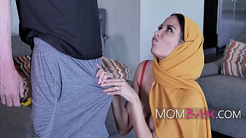 Semua Dilepas Tapi Hijab Tetap Dipakai – Anissa Kate