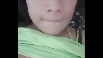 Gadis Imut Menikmati Momen Intim Dengan Ekspresi Polos