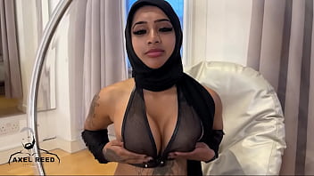 Gadis Muslim Berhijab Digoda Pria Berotot