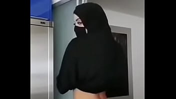 Perempuan Berhijab Seksi Melakukan Tarian Perlahan