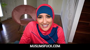 Cewek Berhijab Hot Ngentot Dengan Tuan Rumah Buat Bayar Sewa – Chloe Amour