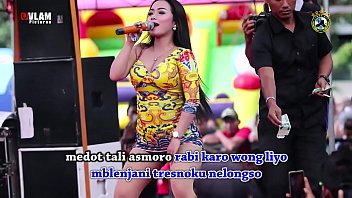 Tarian Sensual Indonesia – Dua Penyanyi Cantik Menari Liar Di Panggung Dikelilingi Banyak Pria