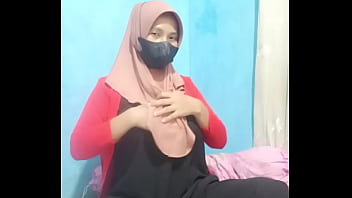 Gadis Hijab Indonesia Masturbasi Pakai Dildo Hingga Klimaks Memek Basah