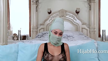 Ibu Tiri Berhijab Yang Menenangkan – Cali Lee