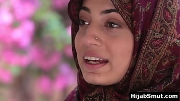 Gadis Berhijab Melompat Ke Tetangga Dalam Aksi Spontan