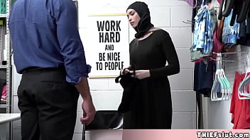 Apa Yang Terjadi Jika Seorang Gadis Muslim Mencoba Mencuri Mainan Seks Di Mal