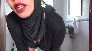 Wanita Dewasa Turku Biseksual Mengalirkan Air Seni Dari Kemaluan Berbulu Lebatnya