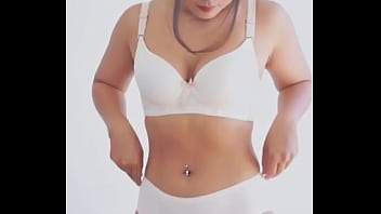 Gadis Cantik Dengan Bikini Putih Yang Sempurna