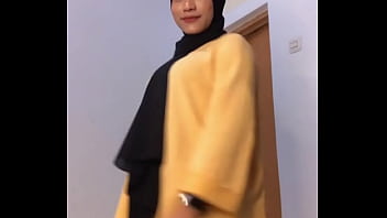 Bergoyang Dalam Balutan Hijab Yang Menggoda