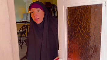Madrastra Arab Muslimku Bergaun Hijab Memamerkan Pantat Besarnya Yang Menggoda