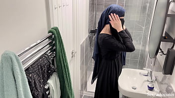 Astaga! Aku Tak Tahu Cewek Arab Bisa Sebegitu. Kutangkap Cewek Muslim Berhijab Lagi Main Jari Di Kamar Mandi.
