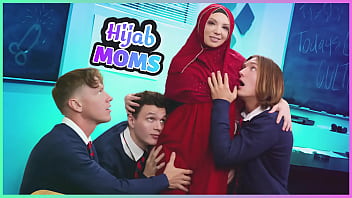 Perempuan Berhijab Yang Puaskan Tiga Laki-laki Sekaligus