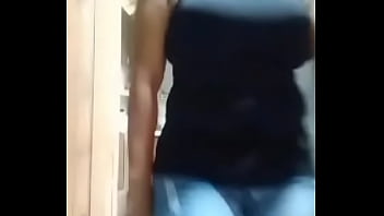 Istri Tetangga Menggoda Di Dapur Saat Suaminya Pergi