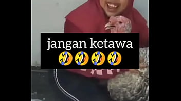 Gadis Montok Tertawa Penuh Birahi Dan Nafsu Membara