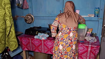Menggoda Ibu Mertua Yang Menggoda Di Dapur Saat Dia Memasak Tanpa Busana