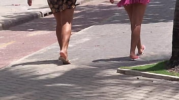 Gostosa De Biquíni Indo Exibir O Rabo Na Praia, Que Bundão Delicioso!