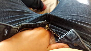Masturbasi Hingga Klimaks Dengan Celana Jeans Ketat Dalam Kualitas 4k