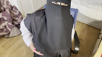 Perempuan Turduk Dengan Mata Jelita Berhijab Menggoda Diri Dalam Stoking