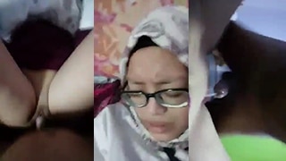 Gadis Berhijab Berkacamata Bercinta Dengan Teman