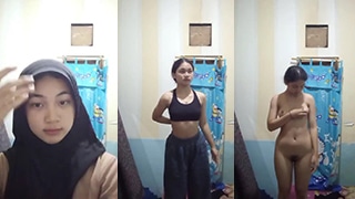Gadis Berjilbab Telanjang Memamerkan Tubuh Seksi