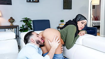 Lekas Belajar Goyang Kontol Dari Kakak Tirimu Yang Ganas, Dara Berhijab