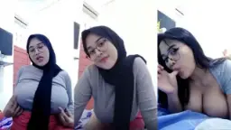 Acha Berhijab Dengan Payudara Besar Cantik Berkacamata Yang Menggoda