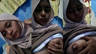 Gadis Berhijab Montok Pamer Payudara Ranum