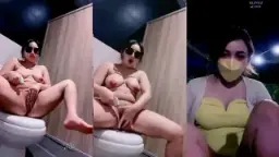 Viona Menggoyang Di Toilet Umum