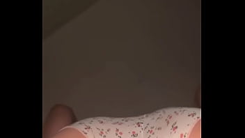 Gadis Arab Muslim Berjilbab Menggoyangkan Pantat Montoknya Dalam Adegan Solo Yang Lambat Dan Mesum